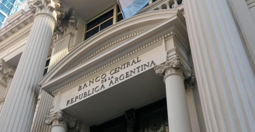 Центральный банк Аргентины ввел временный лимит на покупку валюты