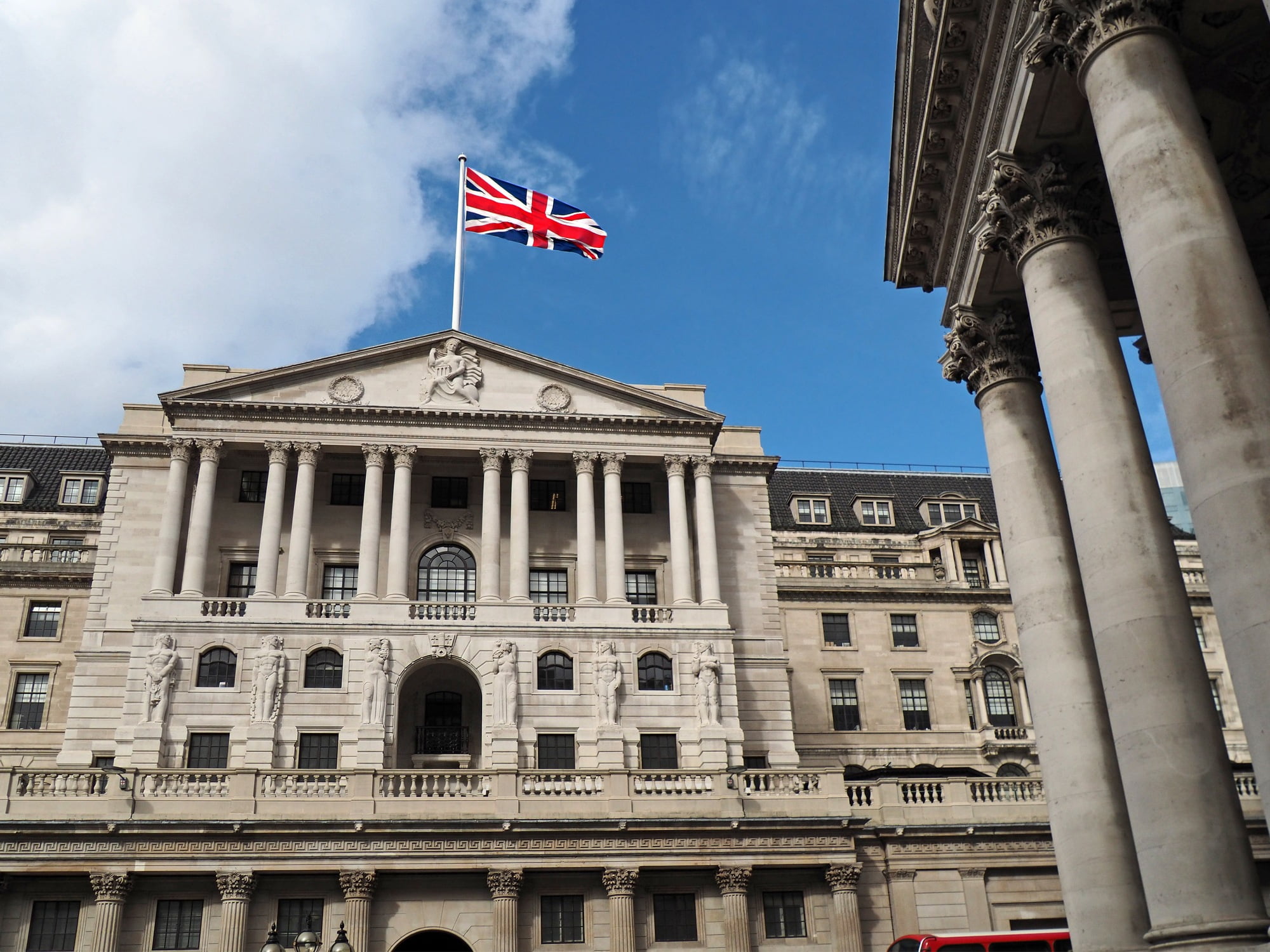 В Банке Англии предупредили о рисках инвестиций в биткоин